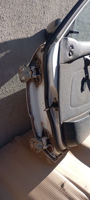 Правая дверь Toyota carina 2  т170 1989г