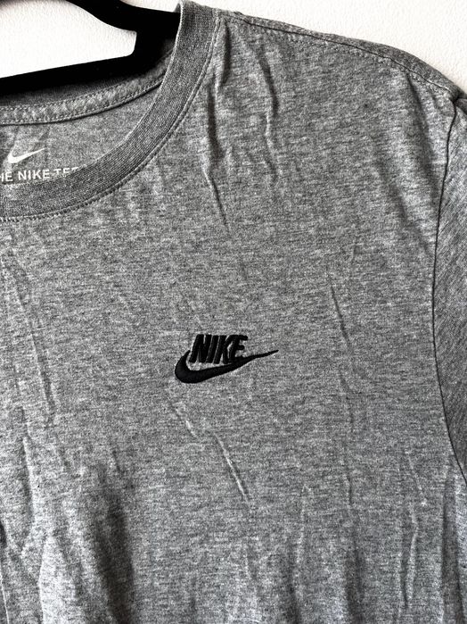 szary t-shirt Nike podkoszulek bluzka koszulka z małym logo basic canusal męska dla chłopca