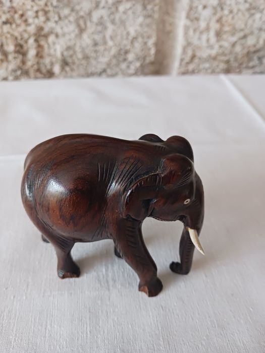 Elefantes antigos em madeira exótica