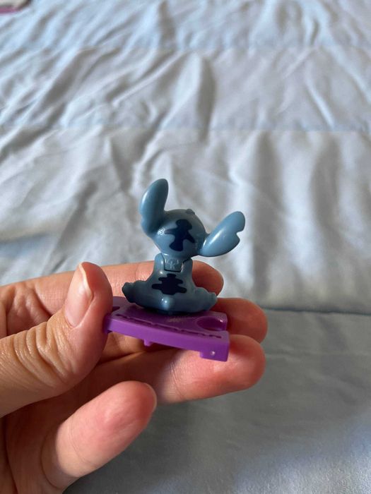 Figura Stitch Disney 100 com peça de puzzle roxa