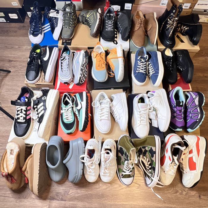 Гуртовий продаж стокового брендового взуття.