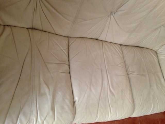 Sofa em pele 3 lugares, cor creme, negociavel . Château d'Ax.