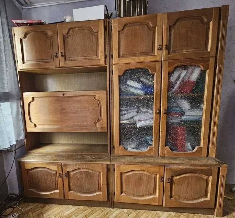 Drewniana meblościanka-antyk