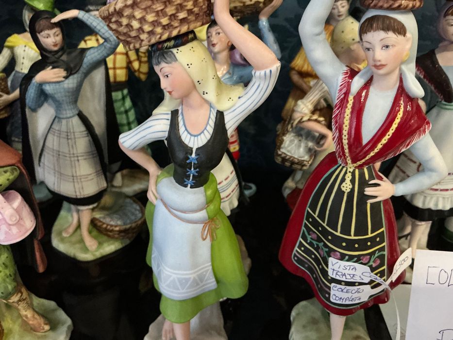 Trajes de Portugal coleção completa 13 peças porcelana pintura manual ,anúncios abaixo