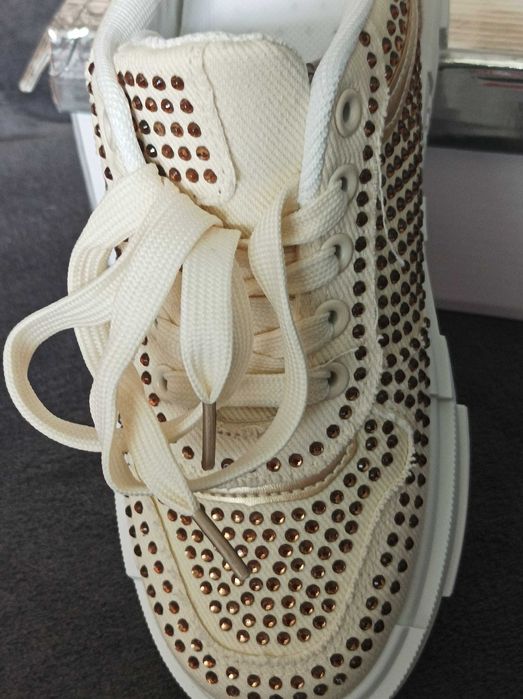 Trampki damskie beżowe z cyrkoniami.