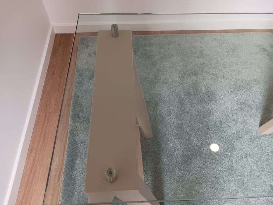 Mesa de escritório com tampo em vidro transparente