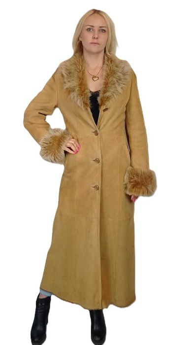 Długi kożuch damski z naturalnej skóry z futerkiem.