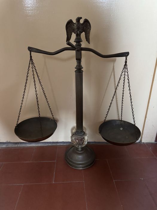 Balança antiga de metal e vidro