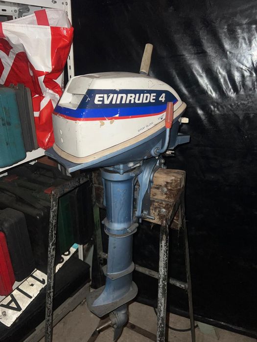 Motores fora de borda e material de barcos