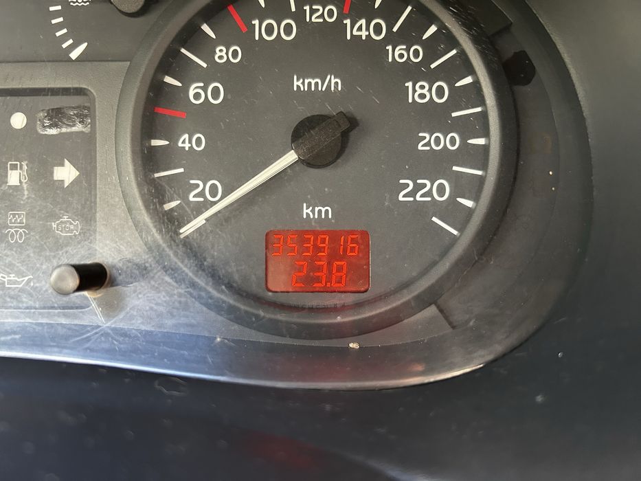 Renault Clio 1.6 Gasolina – 5 Portas – 2001 – Económico e Fiável