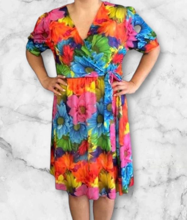 Sukienka w kwiaty z dekoltem