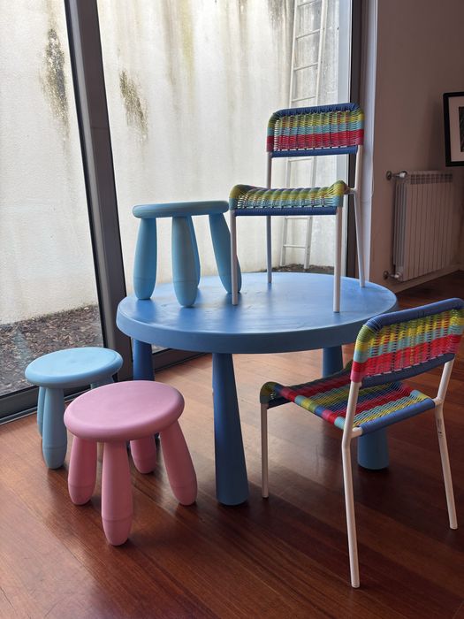 Mesa e 5 cadeiras para crianças IKEA