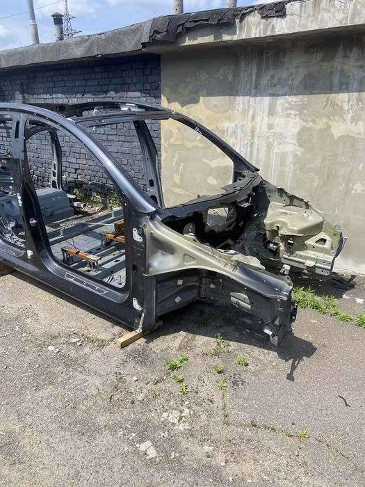 Розпил, ріжемо Tesla Model Y, є PN01, білий, червоний. перед четв-120