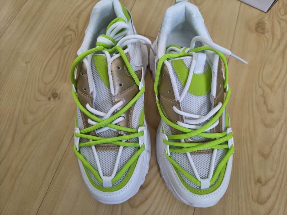 Modowe sneakersy na platformie
