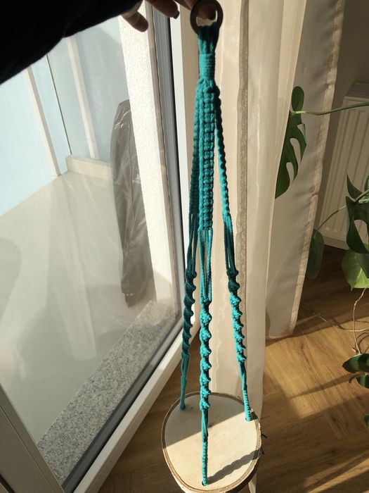 Kwietnik makrama z plastrem drewna brzozowego