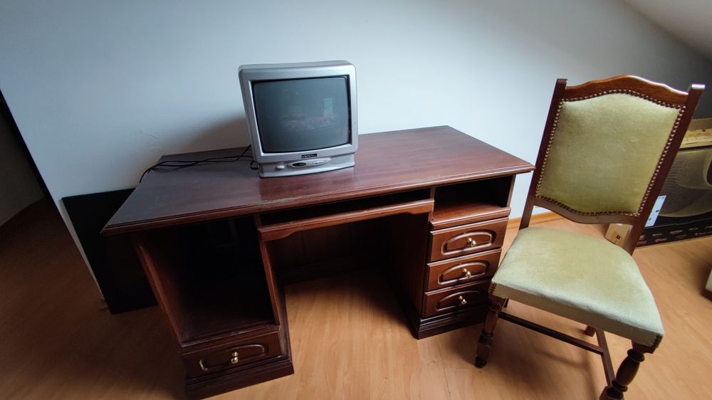 Mobília de quarto em mogno.
