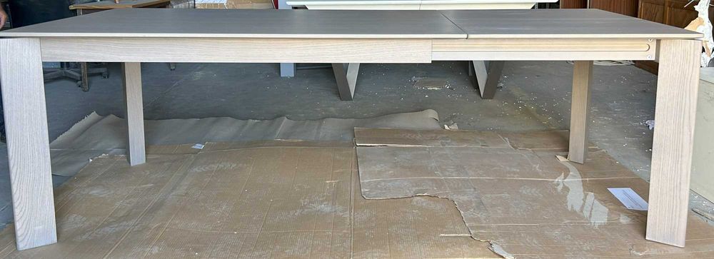 Mesa Jantar em madeira clara extensível