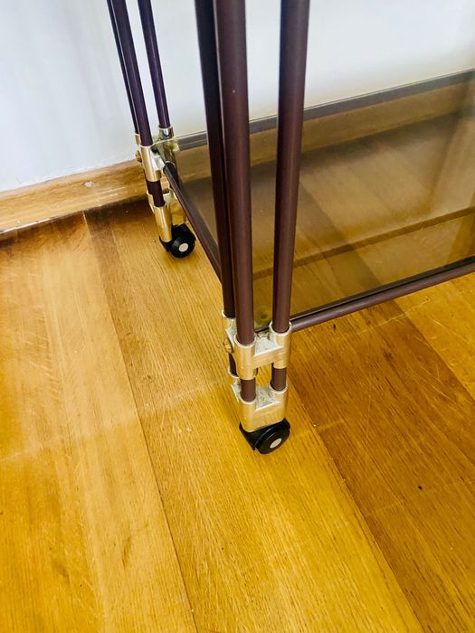Mesa de apoio em vidro e rodas