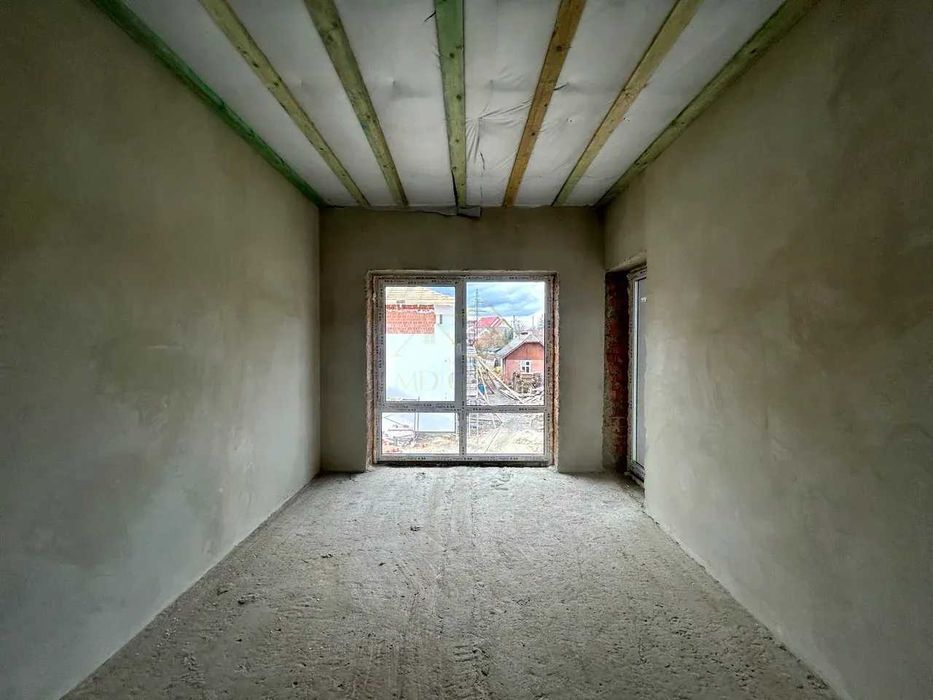 Продаж таунхауса / будинок 136м2 в місті з гаражем та ділянкою