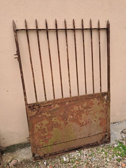 Porta em ferro forjado antiga.