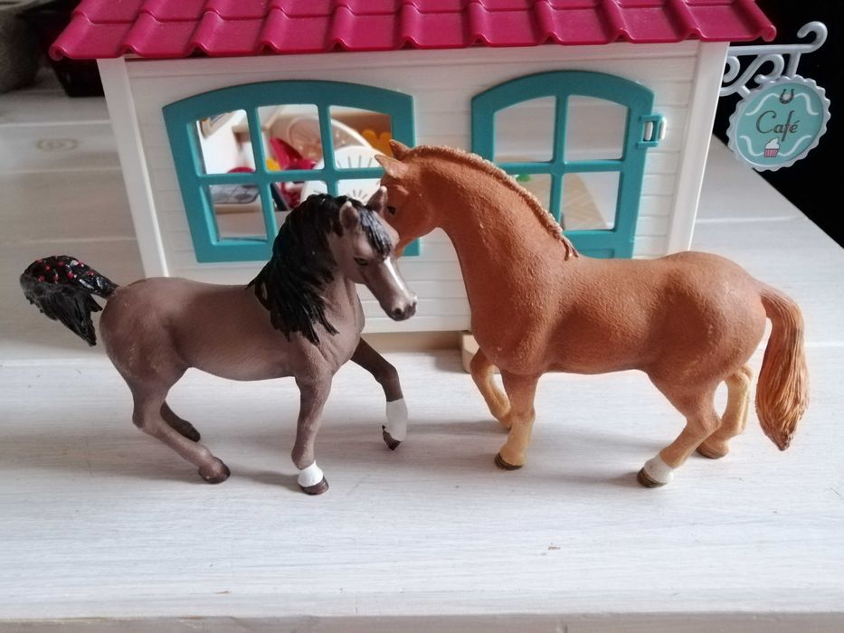 Kawiarnia Schleich i dwa koniki, super cena.