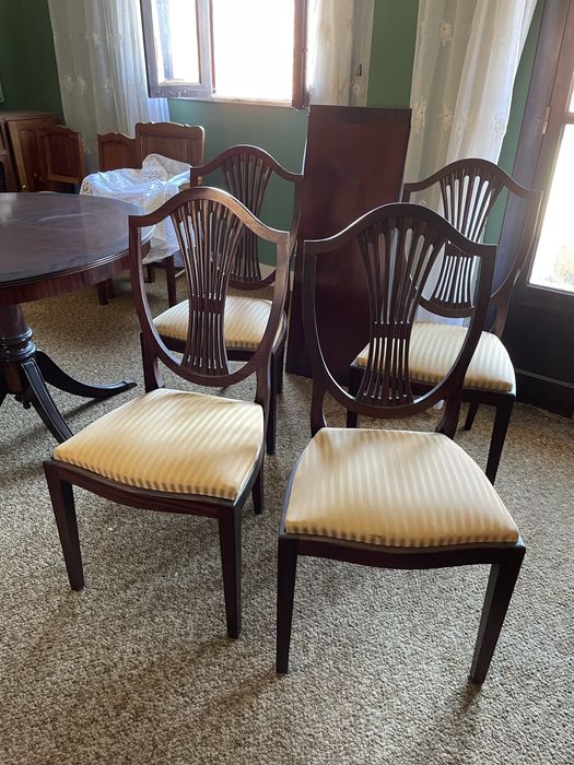 Mesa de sala com cadeiras