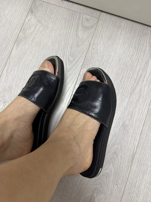Шкіряні шльопки DKNY