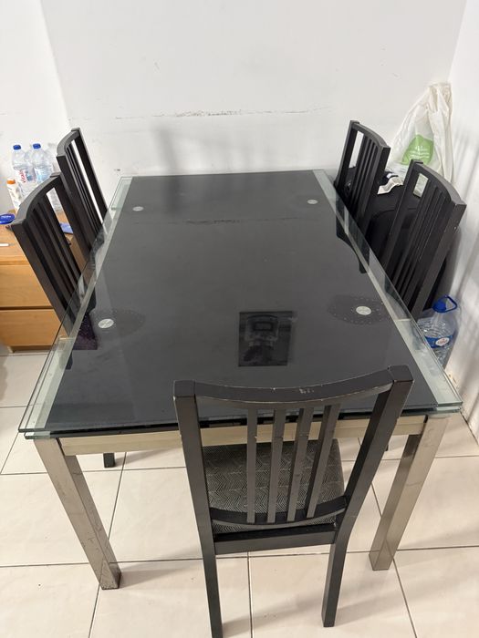 Mesa  com cadeiras e movel