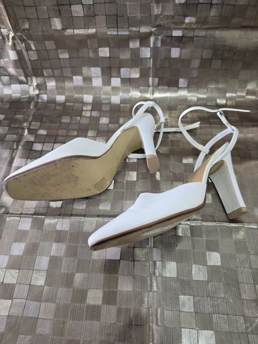 Sapatos casamento scarpin de salto alto brancos, com bico quadrado e alça no tornozelo.