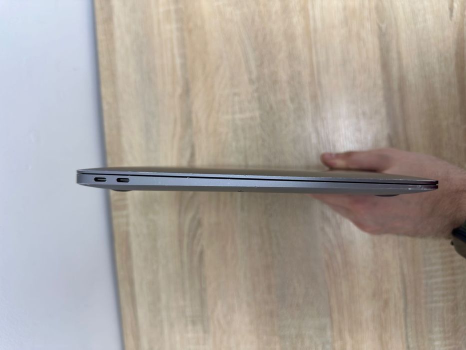 Продам MacBook Air 2020 i3 8/128