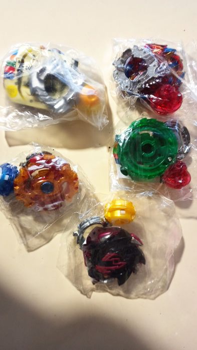 Пляшечка нова та іграшка Бей блейд