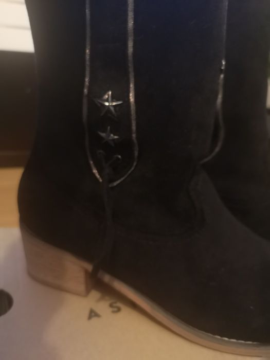 Botas pretas em camurça