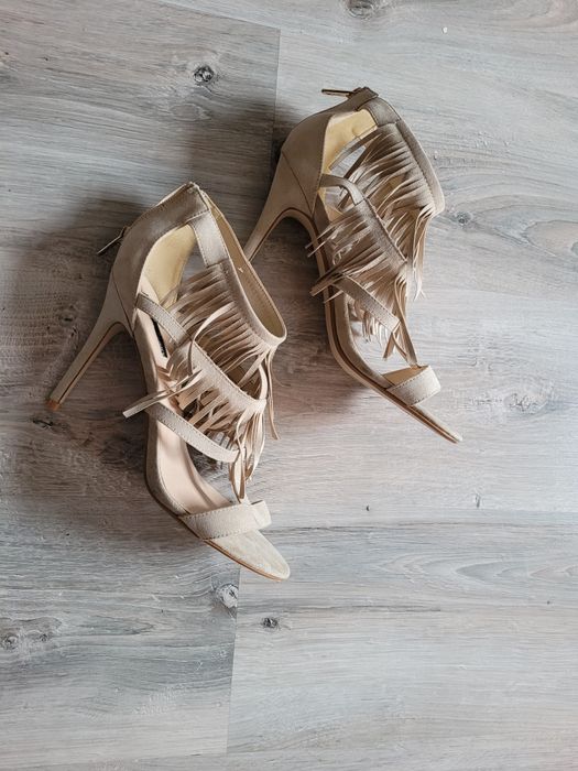 Szpilki sandaly obcasy 41 nowe bezowe z fredzlami