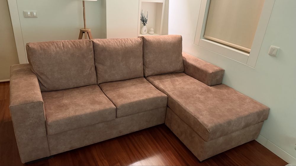 Sofá com chaise + puff