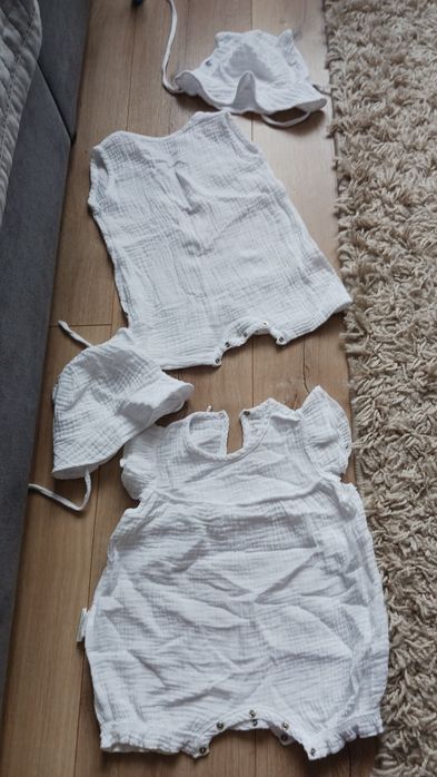 2 rampersy muślinowe z czapeczkami rozmiar 74