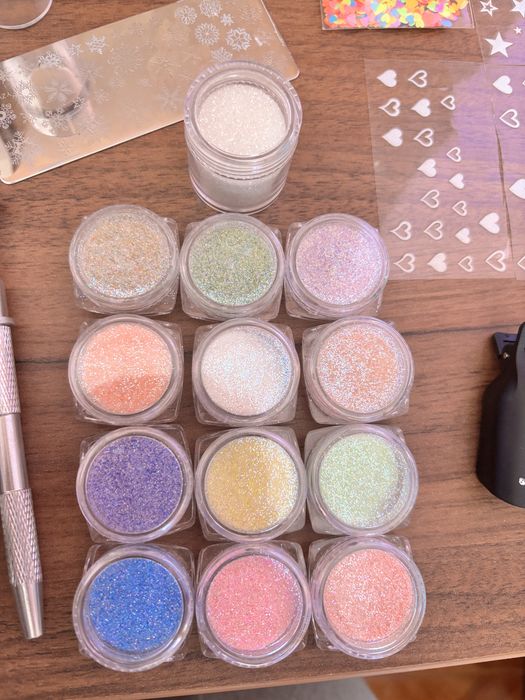 Nail Art: Adesivos, Pós Brilhantes e Acessórios