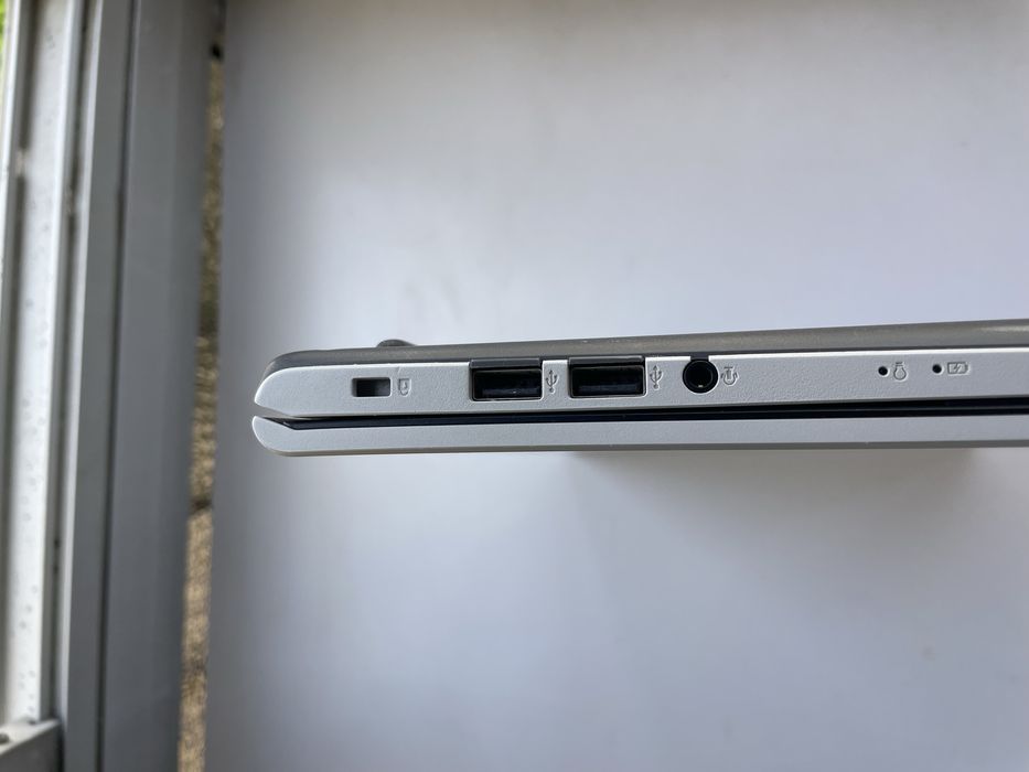 Asus i5 9ª geração, 16GB RAM, SSD, NVIDIA. Funciona bem, teclado iluminado. Apenas precisa trocar o ecrã
