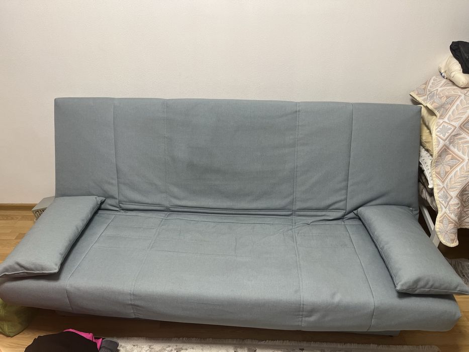 Диван блакитно-сірого кольору