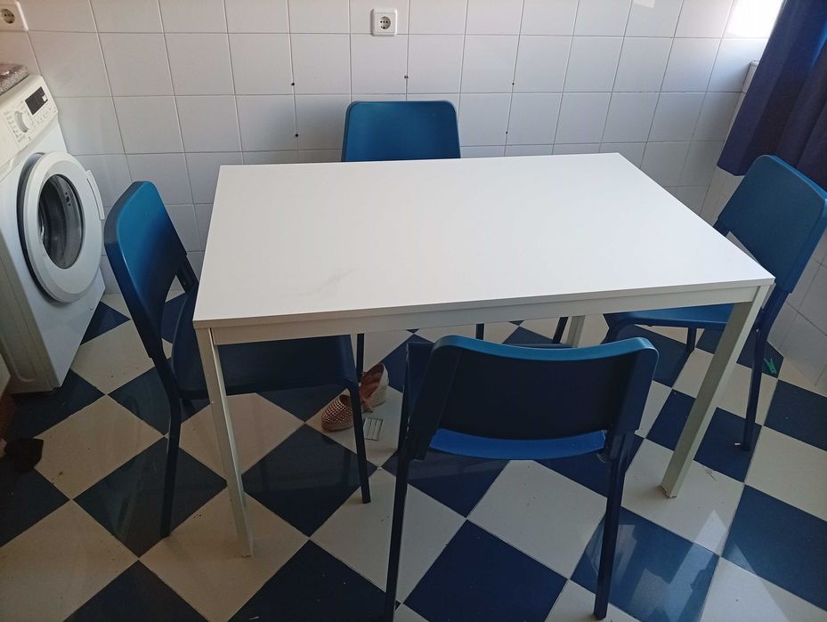 Mesa e cadeiras à venda