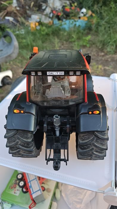 Bruder traktor valtra