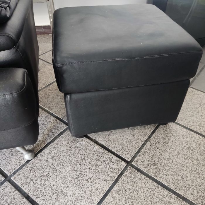 Vendo Sofá duplo e poltrona individual e Puff em pele.
