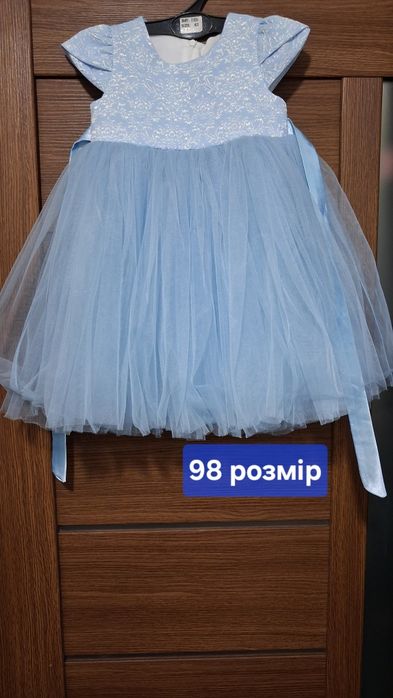 Продам сукню на дівчинку 98 розмір .Одягали один раз,гарний стан.