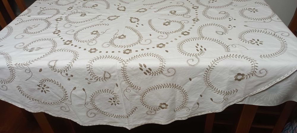 Toalha de mesa redonda com bordado tradicional de Viana feito mão