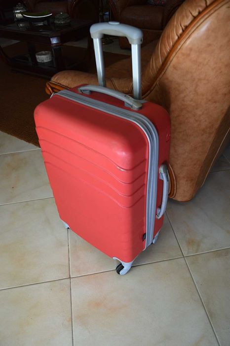 Medium Red Hard-Sided Trolley64176291530625120