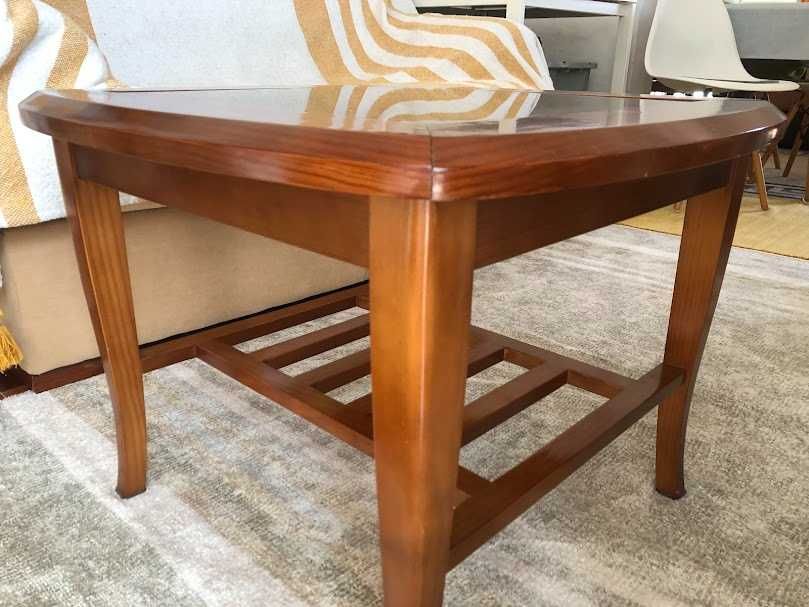 Mesa de madeira (cor mel) e vidro de dimensões: 66 cm x 66 cm