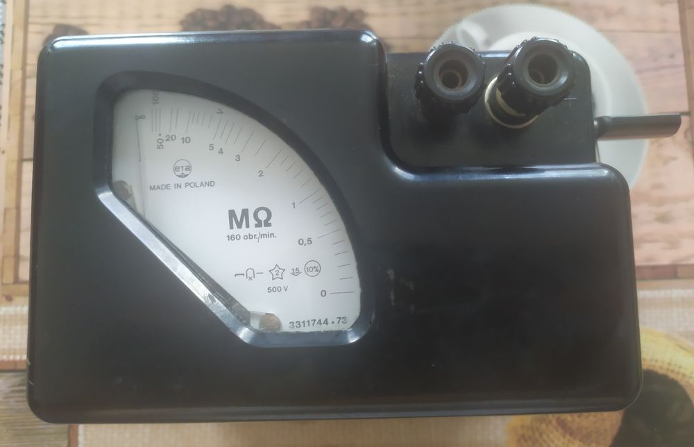 Induktorowy miernik rezystancji izolacji ERA IMI-1, 500V, sprawny, PRL