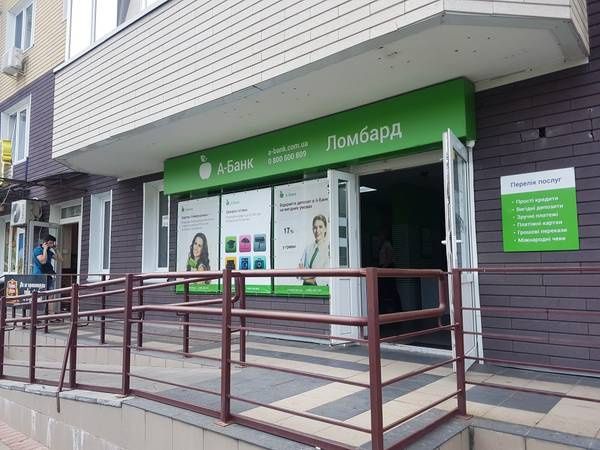 Оренда фасадного приміщення з окремим вх. Героїв полку "Азов" 4-в