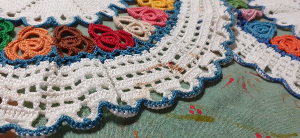 3 panos redondos em crochet (tem manchas de estarem guardados)