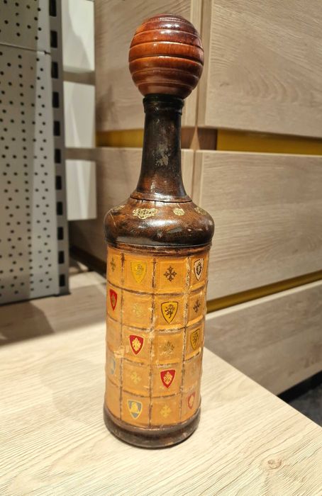 Zabytkowa karafka włoska w stylu herbowym, pokryta skórą