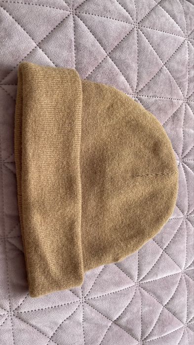 Шапка cos унісекс нюд, беж, базова, на зиму тепла